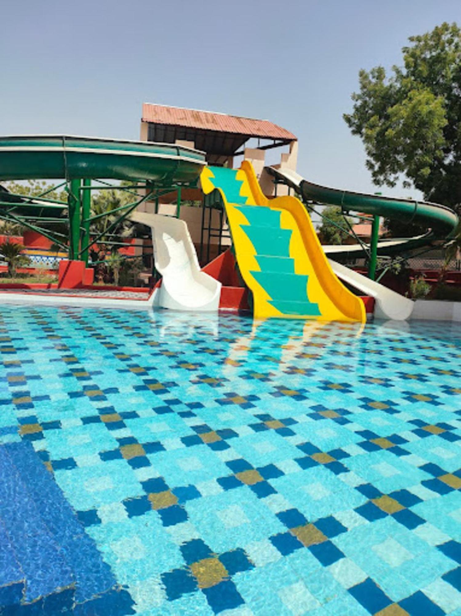 Holiday Resort & Spa A Unit Of S Poddar Group Gāndhīdhām 外观 照片