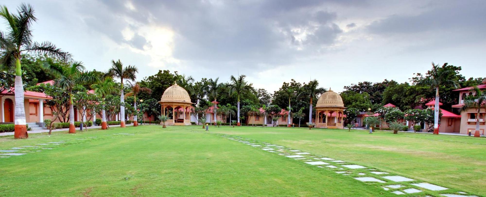 Holiday Resort & Spa A Unit Of S Poddar Group Gāndhīdhām 外观 照片
